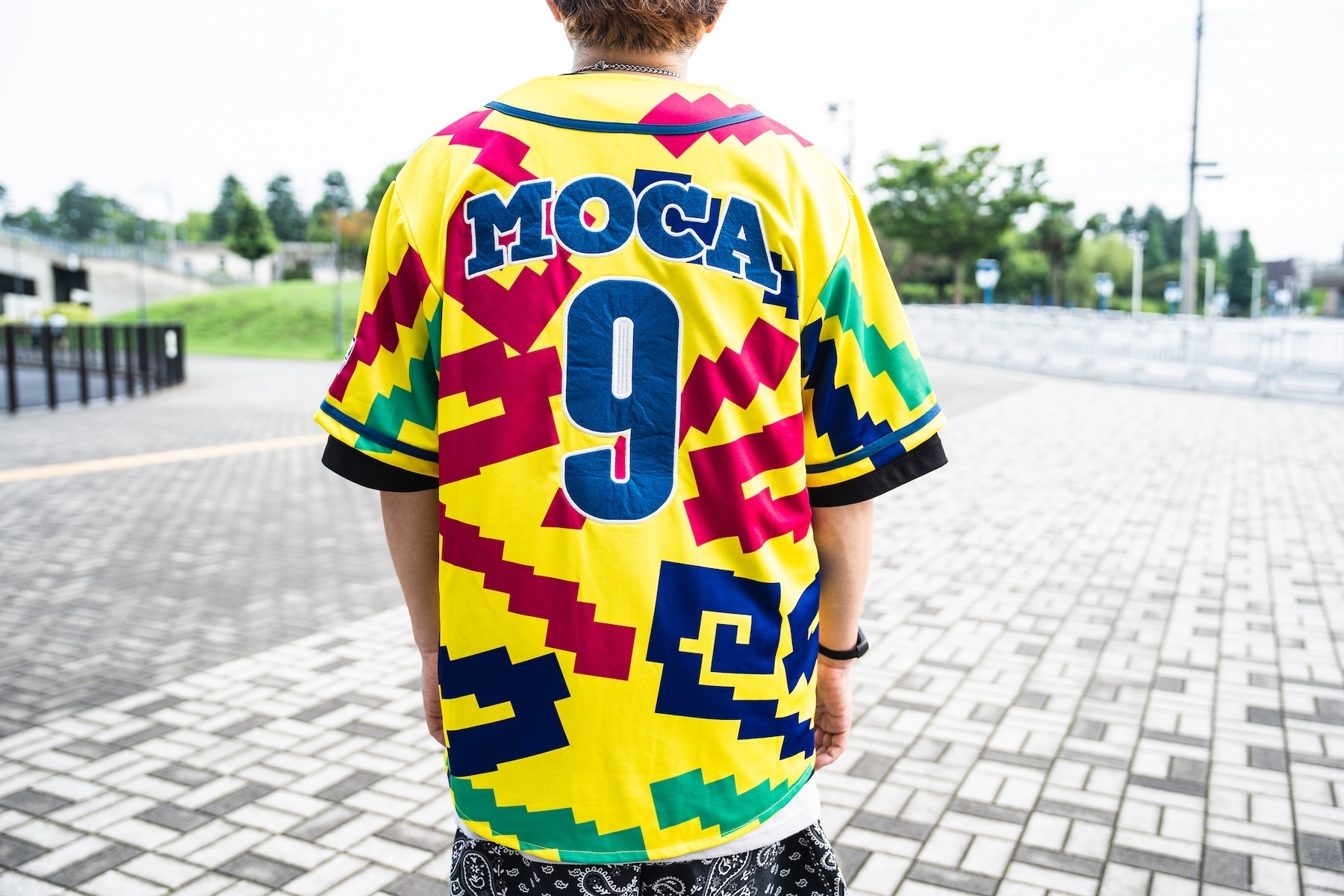 “MOCAプロデュース”ベースボールシャツ2024